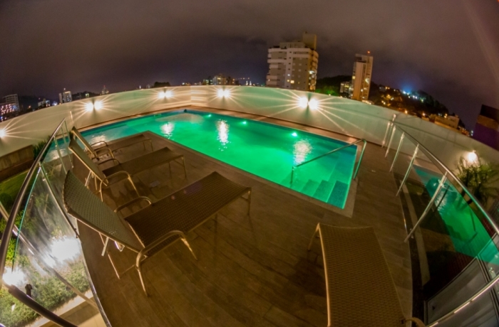 Vista externa piscina Milano Residenziale à noite