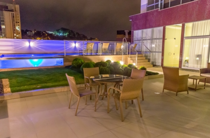 Vista externa piscina Milano Residenziale a noite