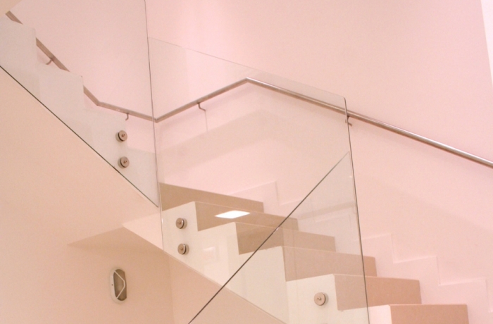 Escada com corrimão em vidro Residencial Piemonte